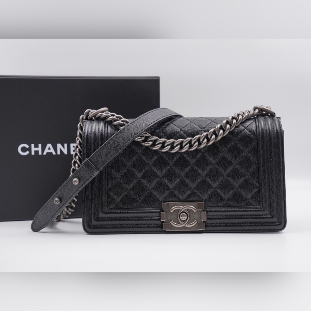 ❌️❌️SOLD❌️❌️CC41 ❤️ Chanel Caviar Quilted Old Medium Boy Flap Black